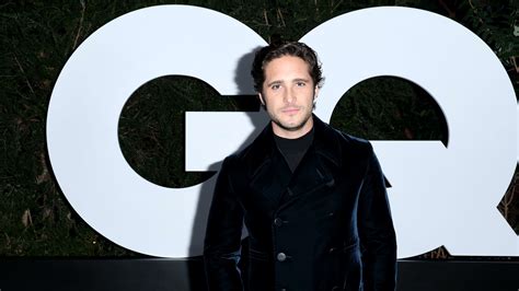 A Festa Surrealista de Diego Boneta: Um mergulho na criatividade mexicana!